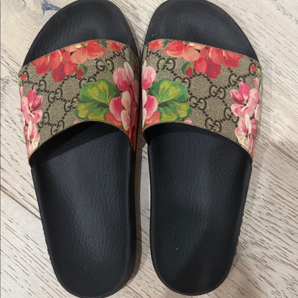 Gucci Black Slides with Floral Monogram Strap Size 10 like new